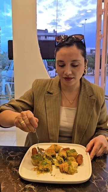 Baklavacı Bay Serhat mağazasında servis edilen tatlı tabağı