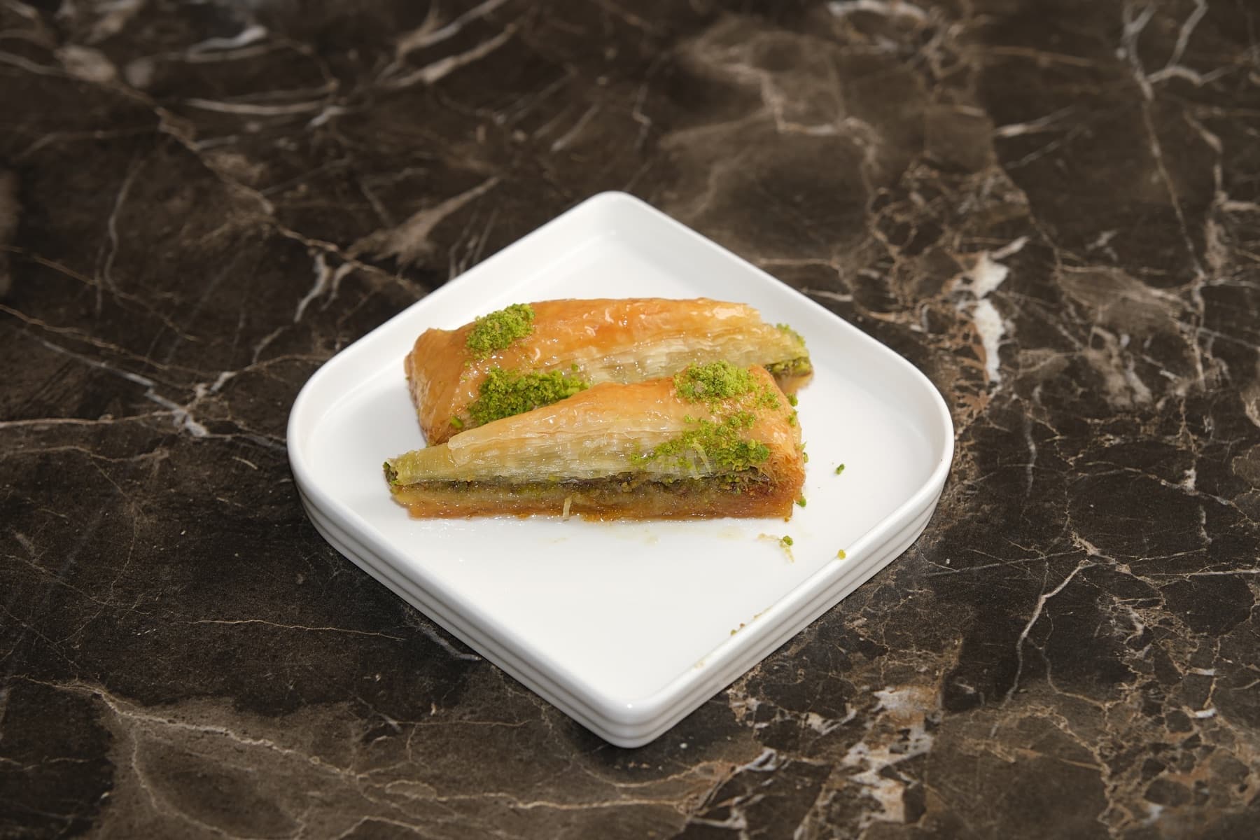 Beyaz tabakta havuç dilimi baklava
